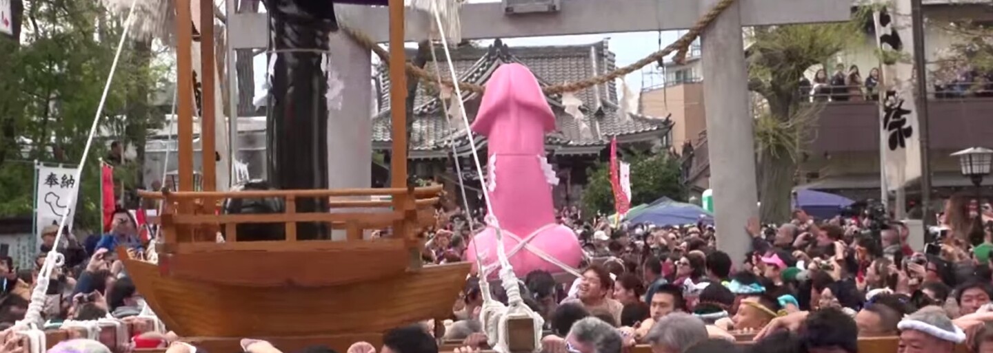 Japonské ulice zaplavili mužské pohlavné orgány pri oslave festivalu Kanamara Matsuri