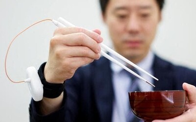 Japonský vedec vyvinul paličky, vďaka ktorým pôsobí jedlo slanšie. Chuť zvýrazňujú elektrickým výbojom