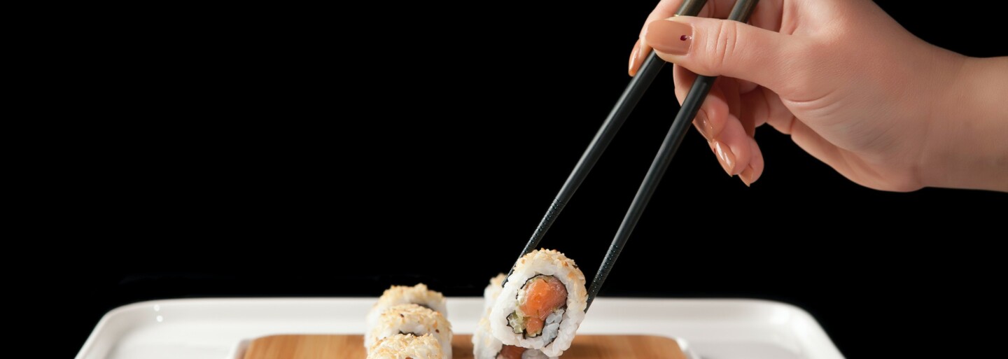 Japonští vědci vynalezli chytré hůlky, které mají dělat jídlo „slanější“. Fungují na principu elektrické stimulace