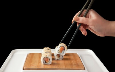 Japonští vědci vynalezli chytré hůlky, které mají dělat jídlo „slanější“. Fungují na principu elektrické stimulace