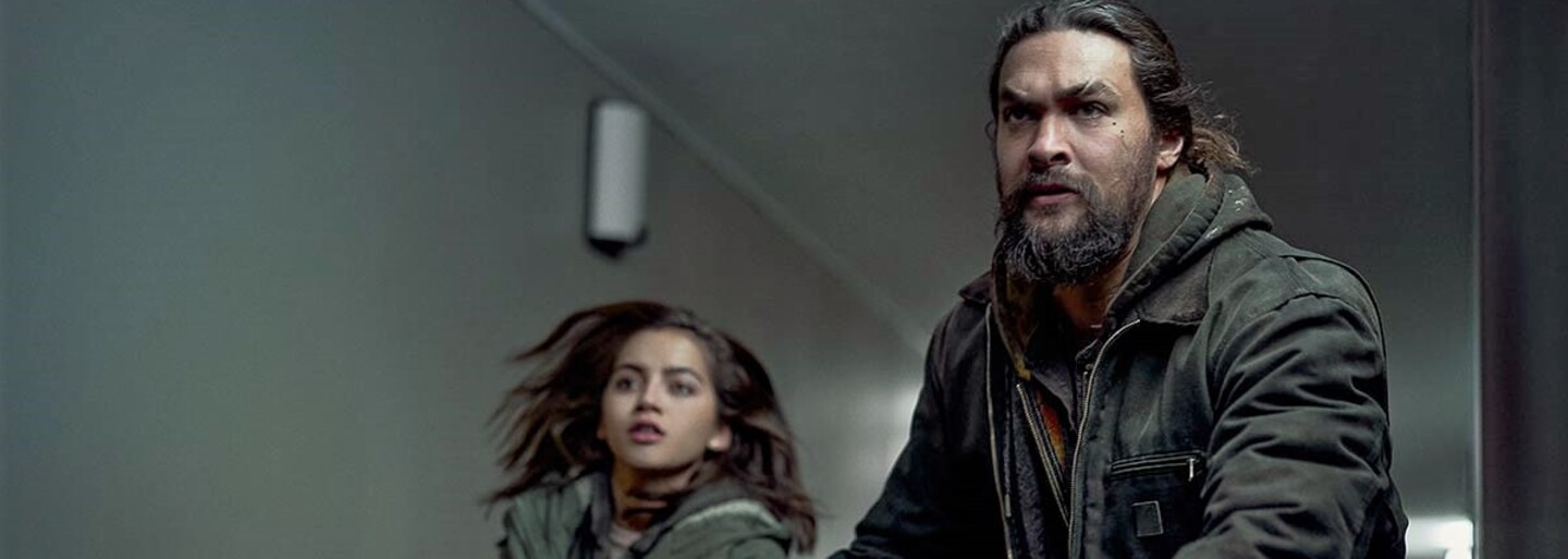 Jason Momoa bojuje proti farmaceutickej spoločnosti, ktorej vinou zomrela jeho žena. Priprav sa na emotívny a akčný triler