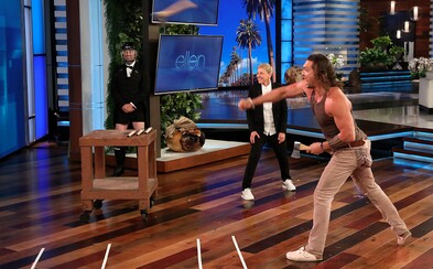 Jason Momoa házením sekery do terče vybojoval pro charitu 31 tisíc dolarů Jason Momoa házením sekery do terče vybojoval pro charitu 31 tisíc dolarů