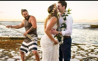 Jason Momoa narušil plážové svatební fotografování na Havaji svým trojzubcem Jason Momoa narušil plážové svatební fotografování na Havaji svým trojzubcem
