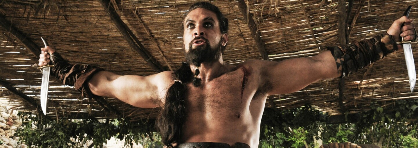 Jason Momoa rád krade manželky a dělá si legraci z kolegů. Jeho sociální sítě se vyplatí sledovat