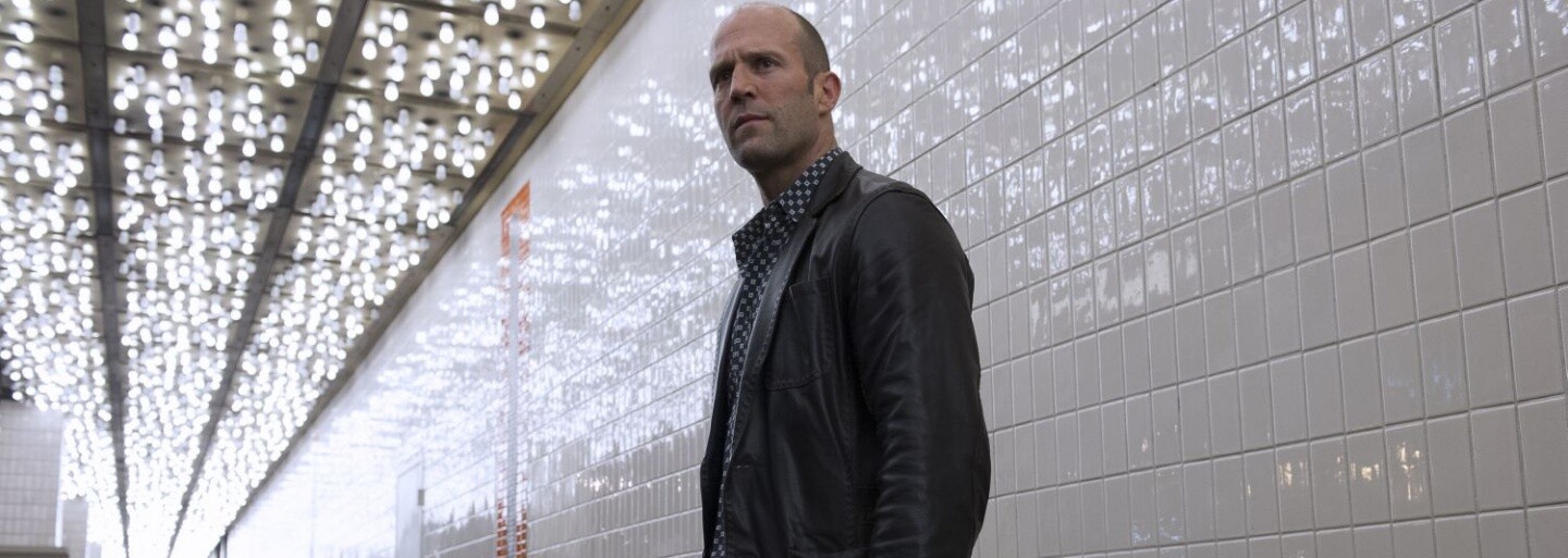 Jason Statham ako gambler zachraňuje dobitú krásavicu v novom akčnom filme