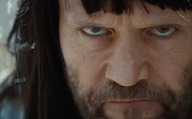 Jason Statham se objevil v šílené reklamě pro smartphone G5. LG svou novinku bere vážně Jason Statham se objevil v šílené reklamě pro smartphone G5. LG svou novinku bere vážně