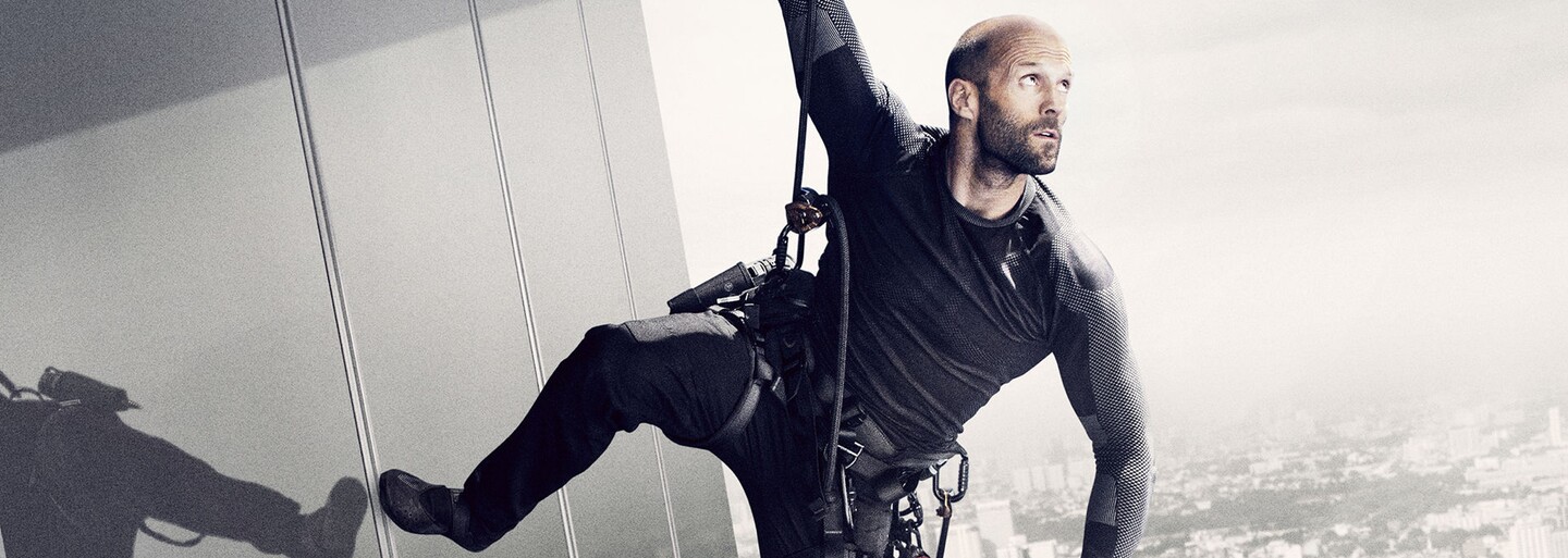 Jason Statham vypočúva neodolateľnú Jessicu Albu v novej scéne z pokračovania Mechanika