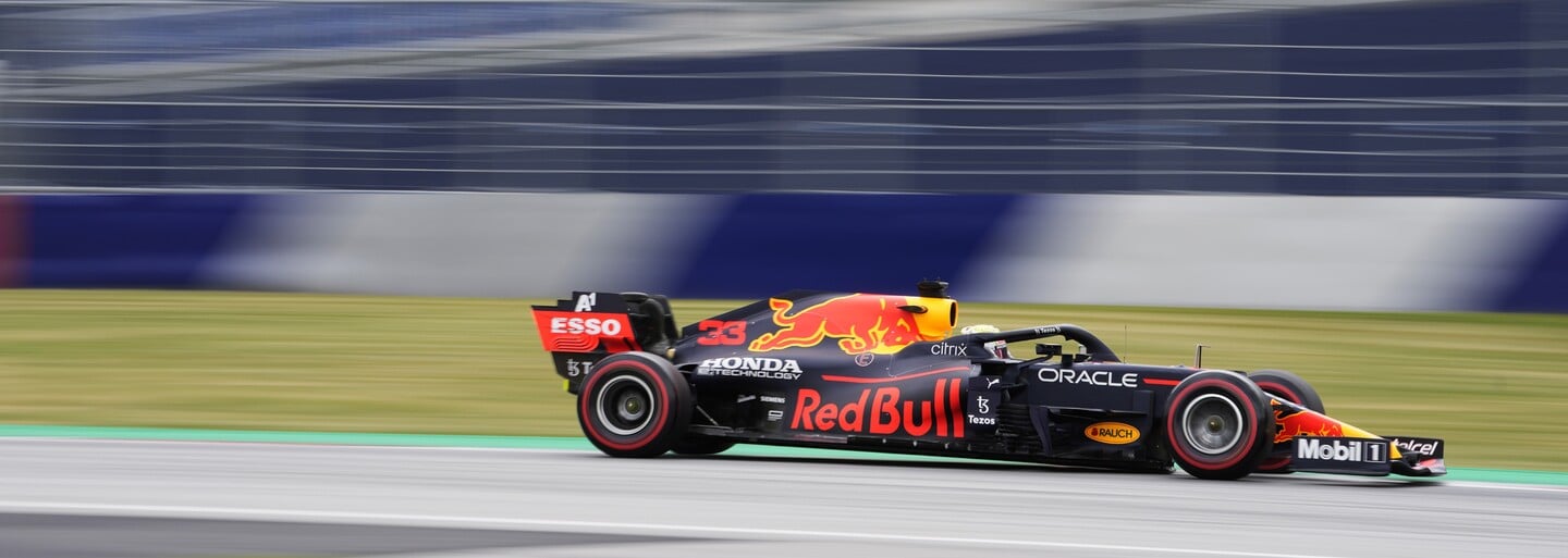 Jazdec pre Red Bull Racing Juri Vips povedal slovíčko n***r počas živého streamu Call of Duty. Organizácia ho už suspendovala