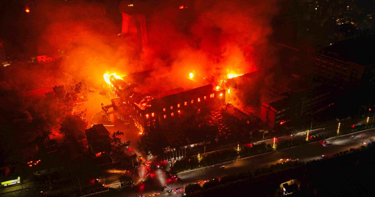 Lidem vypli Facebook a jim se to nelíbilo. Nepál hoří, ministři utíkali pomocí helikoptér