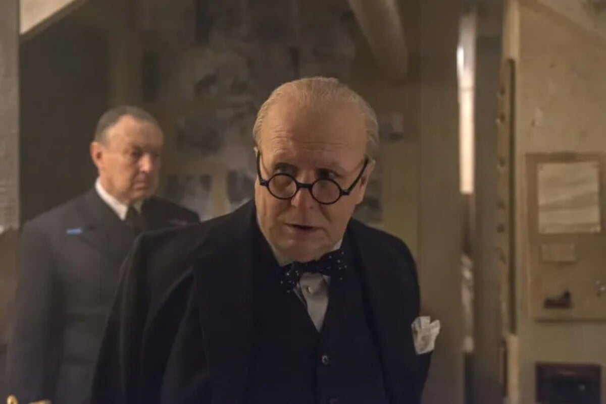Gary Oldman v roli Winstona Churchilla