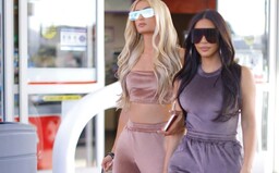 Je móda zo začiatku milénia späť? Kim Kardashian a Paris Hilton vytiahli zamatové súpravy ako v časoch najväčšej slávy