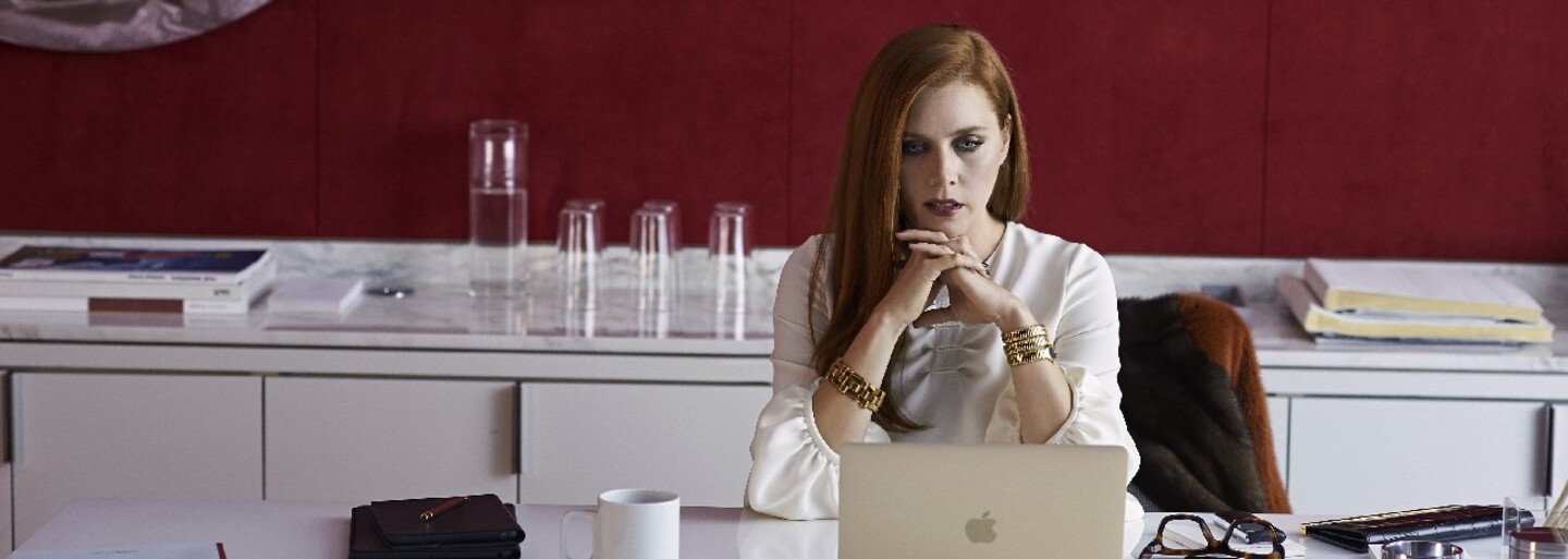 Je Nocturnal Animals s Jakeom Gyllenhaalom viac ako vizuálne pohlcujúca dráma? (Recenzia)