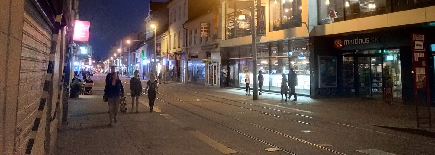 Je Obchodná ulica nebezpečná? V centre hlavného mesta sme strávili celú noc, stretli sme desiatky policajtov