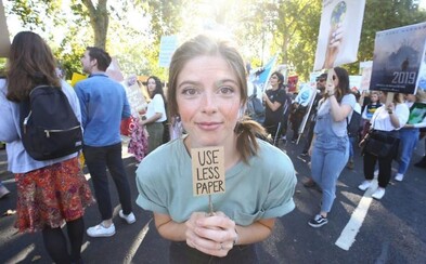Je to také kritické, že prišli aj introverti. Toto sú najlepšie nápadité transparenty ľudí na klimatických pochodoch Je to také kritické, že prišli aj introverti. Toto sú najlepšie nápadité transparenty ľudí na klimatických pochodoch