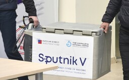 Je vakcína Sputnik V bezpečná? Rusko nehovorilo pravdu, nezverejnilo kompletné dáta z výskumu a zrejme jej nemá dosť ani pre seba