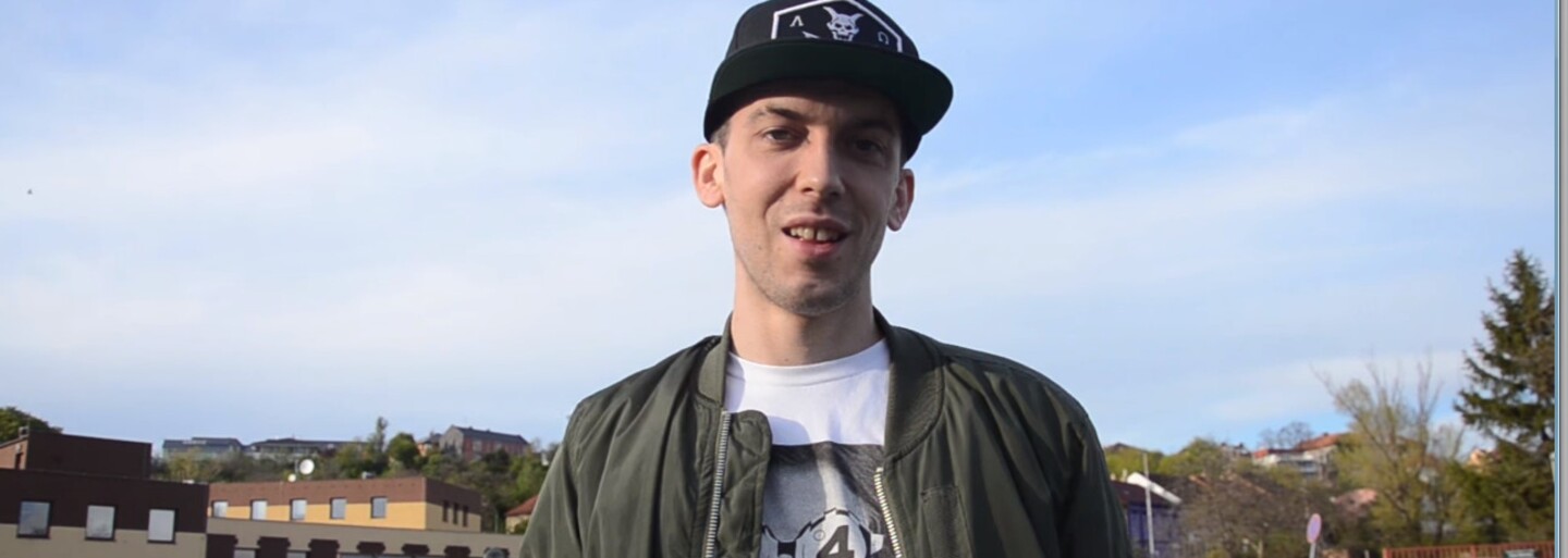 Jeden den se Smackem přináší pohled k němu domů i běžné problémy dvojnásobného držitele ceny Anděl