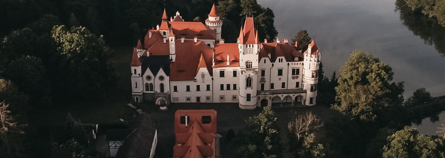 Jeden z najväčších českých zámkov v súkromnom vlastníctve je na predaj. Stojí viac ako 8 miliónov eur