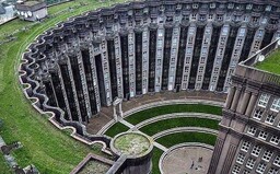 Jeden z největších architektonických experimentů skončil fiaskem. V utopickém komplexu mají lidé pocit, že je někdo neustále sleduje