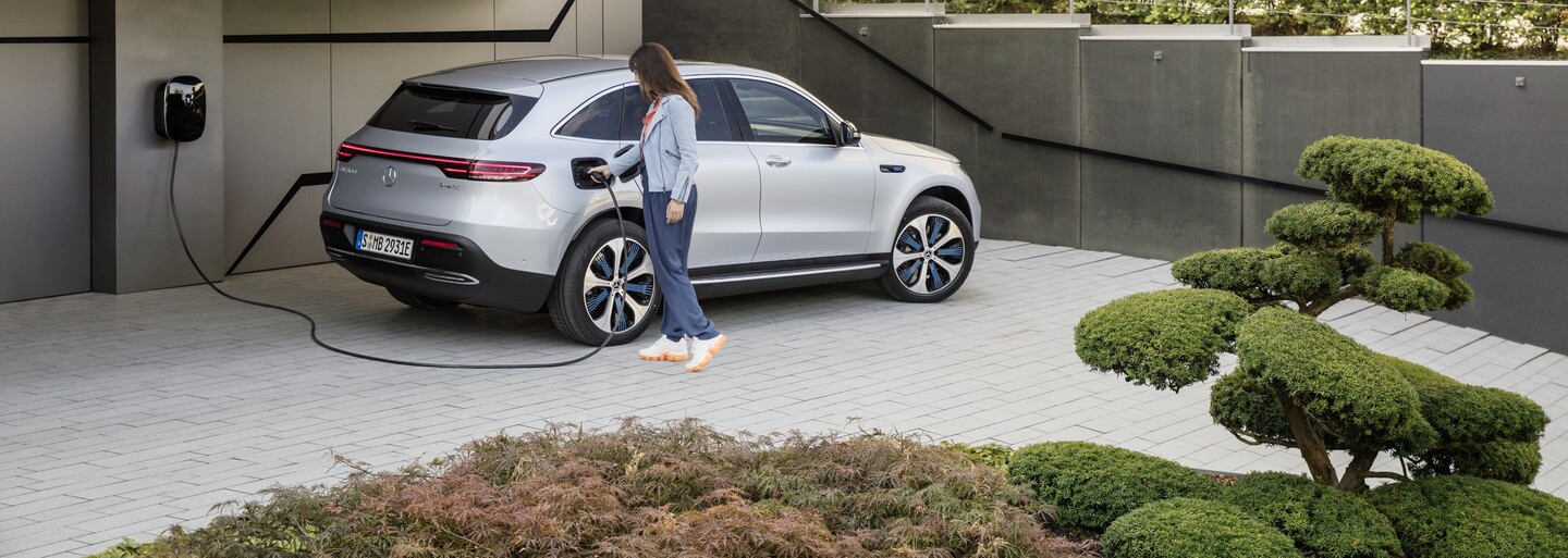 Jeden z prvých prémiových elektromobilov je na svete. Nové EQC má 408 koní a dojazd 450 km