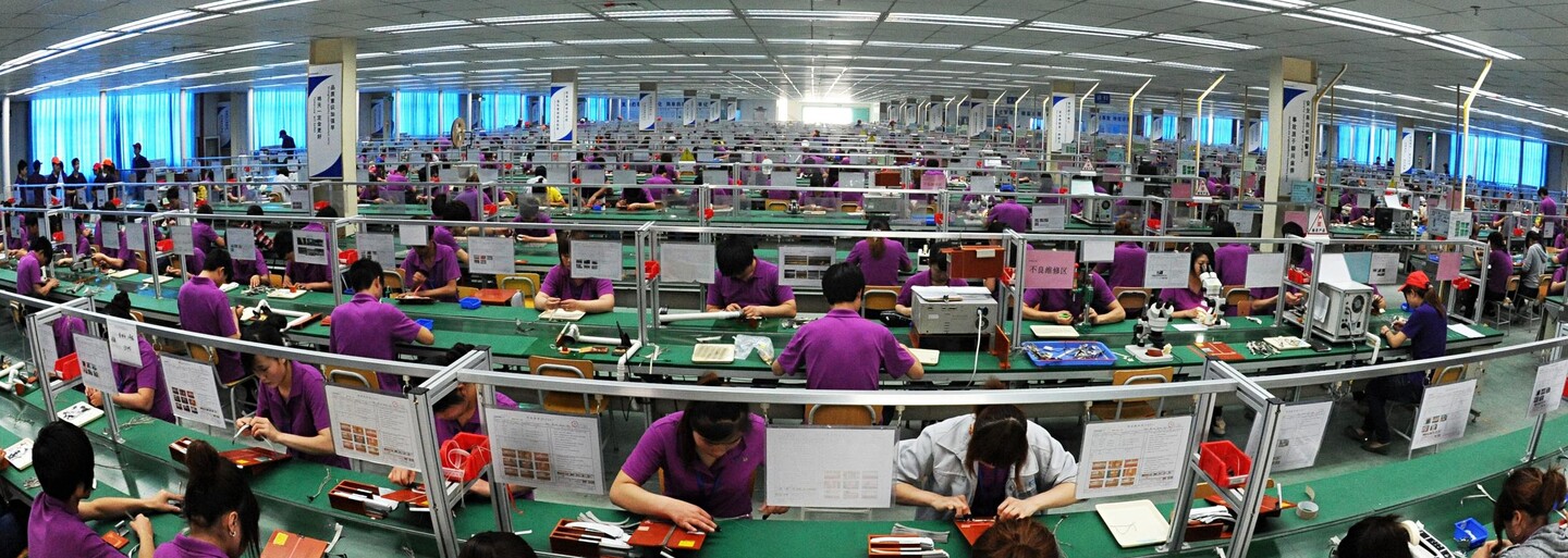 Jedinečný pohled do čínské fabriky na výrobu iPhonů. Disciplína jako v armádě a technologie pro rozpoznávání obličeje