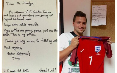 Jediný Slovák, ktorý je po prehre s Anglickom spokojný. Tréner Albionu vyhovel jeho žiadosti a zanechal mu dres Jediný Slovák, ktorý je po prehre s Anglickom spokojný. Tréner Albionu vyhovel jeho žiadosti a zanechal mu dres
