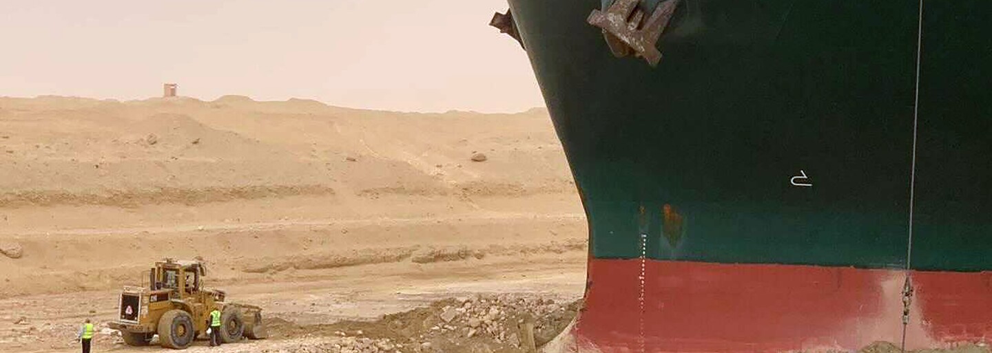 Jedna z největších lodí světa uvízla v Suezském průplavu. Zablokovala tak významné obchodní trasy 