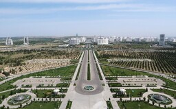 Jedna z nejuzavřenějších zemí světa. Vůdce tu zakázal černá auta, bikiny a stal se raperem. Jak se žije v Turkmenistánu?