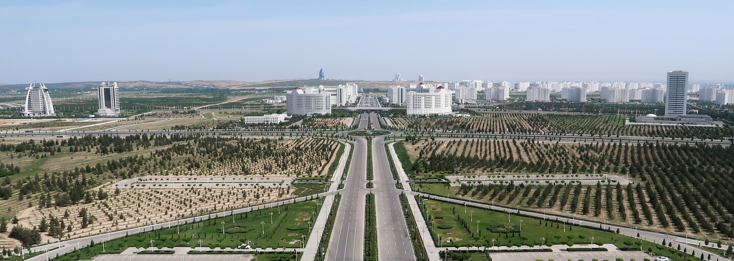 Jedna z nejuzavřenějších zemí světa. Vůdce tu zakázal černá auta, bikiny a stal se raperem. Jak se žije v Turkmenistánu?