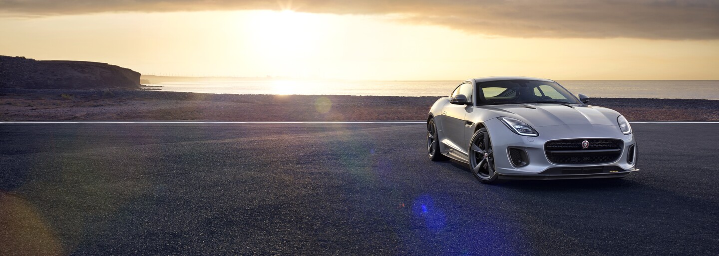 Jedno z najšarmantnejších áut je opäť o čosi pôvabnejšie. F-Type prechádza omladzujúcou kúrou