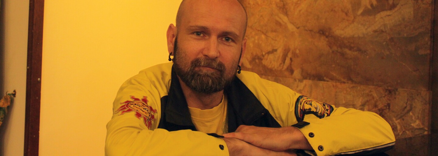Jednou si nevzal kondom a nakazil se HIV. „Těch pár minut za to opravdu nestálo,“ říká Petr Sobek, který teď ostatním nakaženým pomáhá