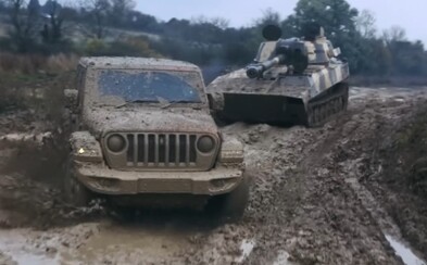 Jeep Rubicon v teréne porazil armádny tank Jeep Rubicon v teréne porazil armádny tank