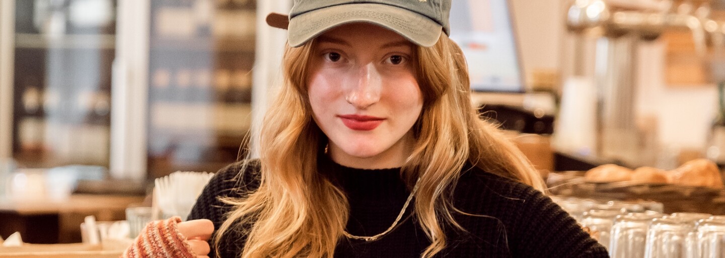 Její hudbu můžeš znát i z kin. Karolina Beranova se nebojí změn a sobeckosti (Rozhovor)