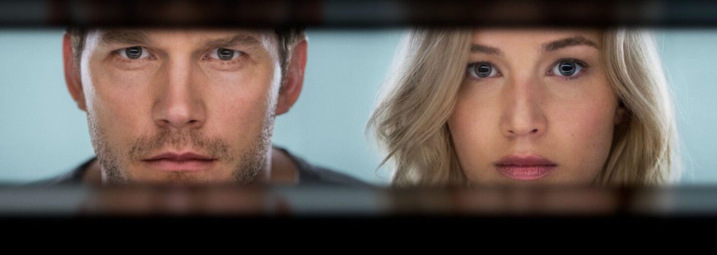 Jennifer Lawrence a Chris Pratt sa zobudili z hyperspánku o desiatky rokov skôr. Prežijú nástrahy vesmíru celkom sami?