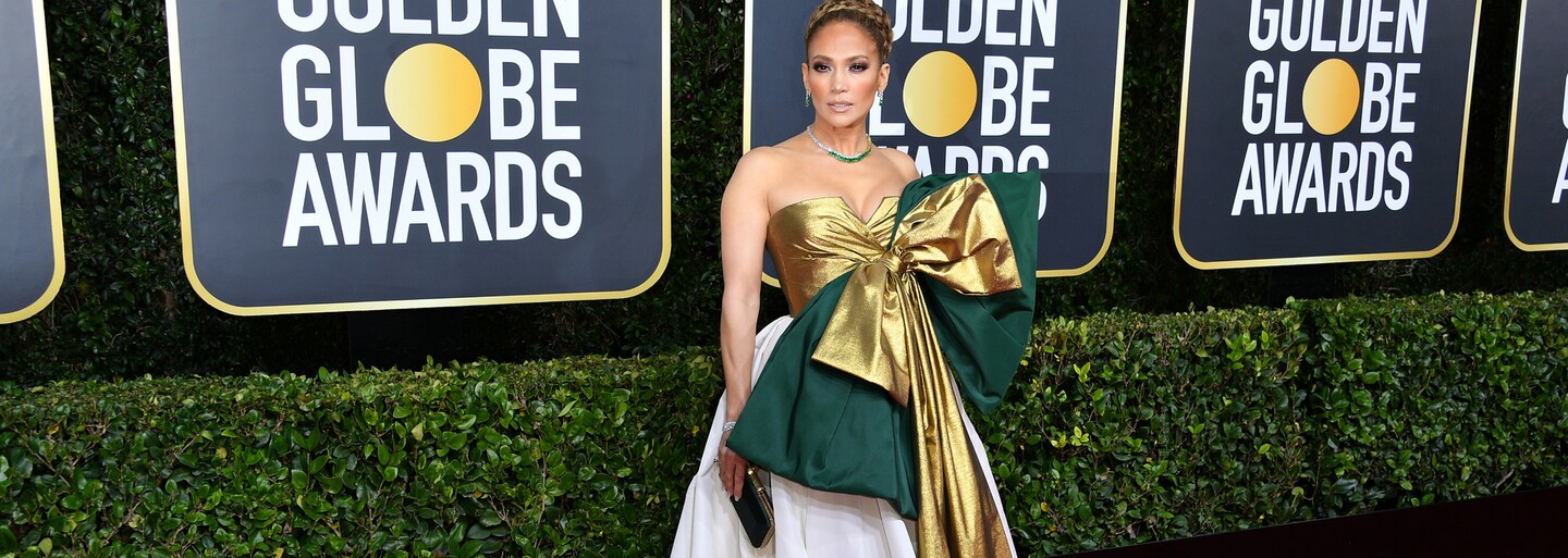 Jennifer Lopez s mašlí přes prsa a nudná elegance v hlavní roli. Jaké outfity jsme viděli na Zlatých glóbech 2020?