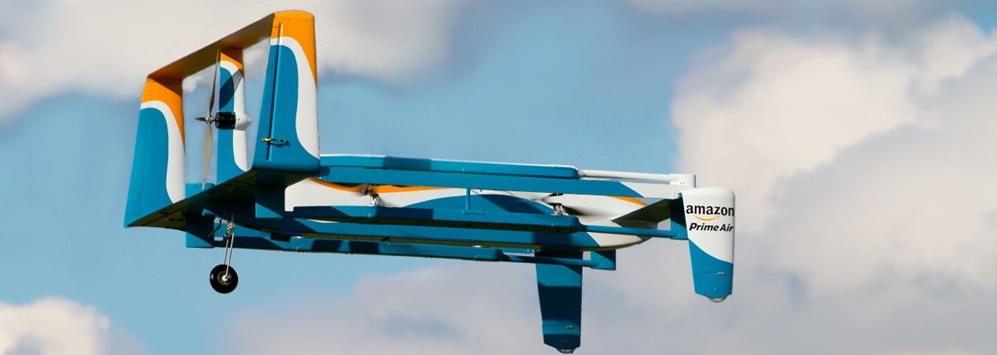 Jeremy Clarkson nám v ďalšej perfektnej reklame približuje službu Amazon Prime Air, doručovanie zásielok pomocou dronov