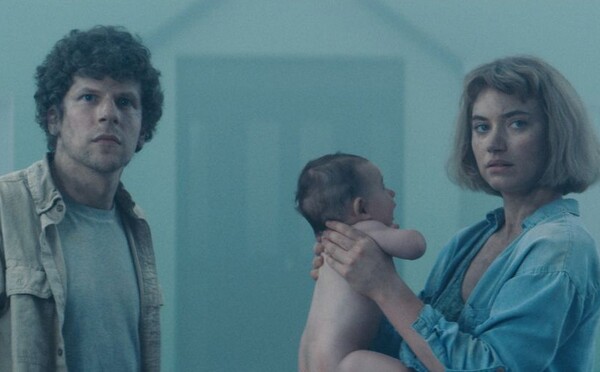 Jesse Eisenberg zůstane s rodinou uvězněn v labyrintu tajemného domu. Vivarium nám ukáže, jak rychle dokáží lidé zešílet