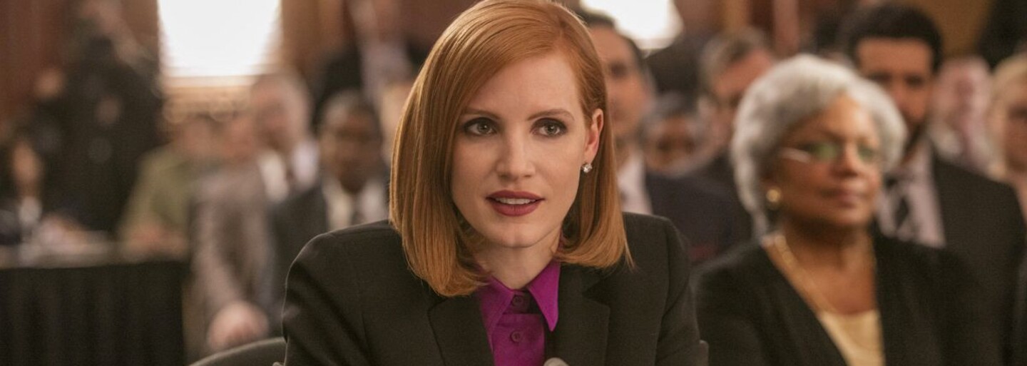 Jessica Chastain je nemilosrdnou strategičkou v strhujúcom traileri pre politický thriller Miss Sloane
