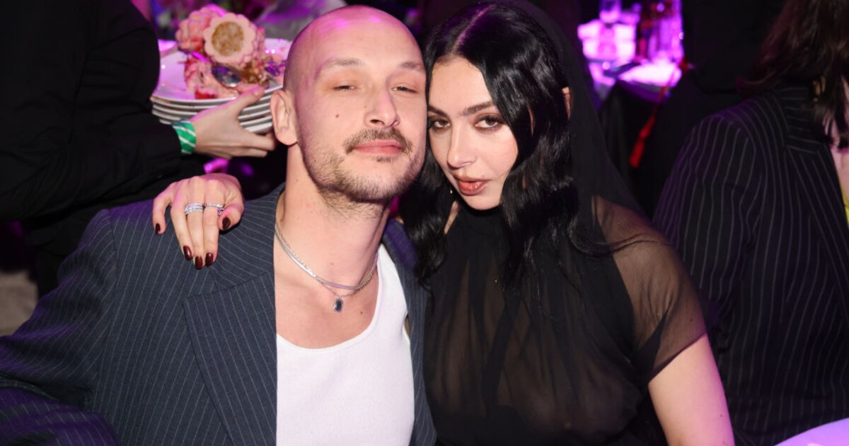 Bride summer! Charli XCX se vdala za bubeníka The 1975 George Daniela