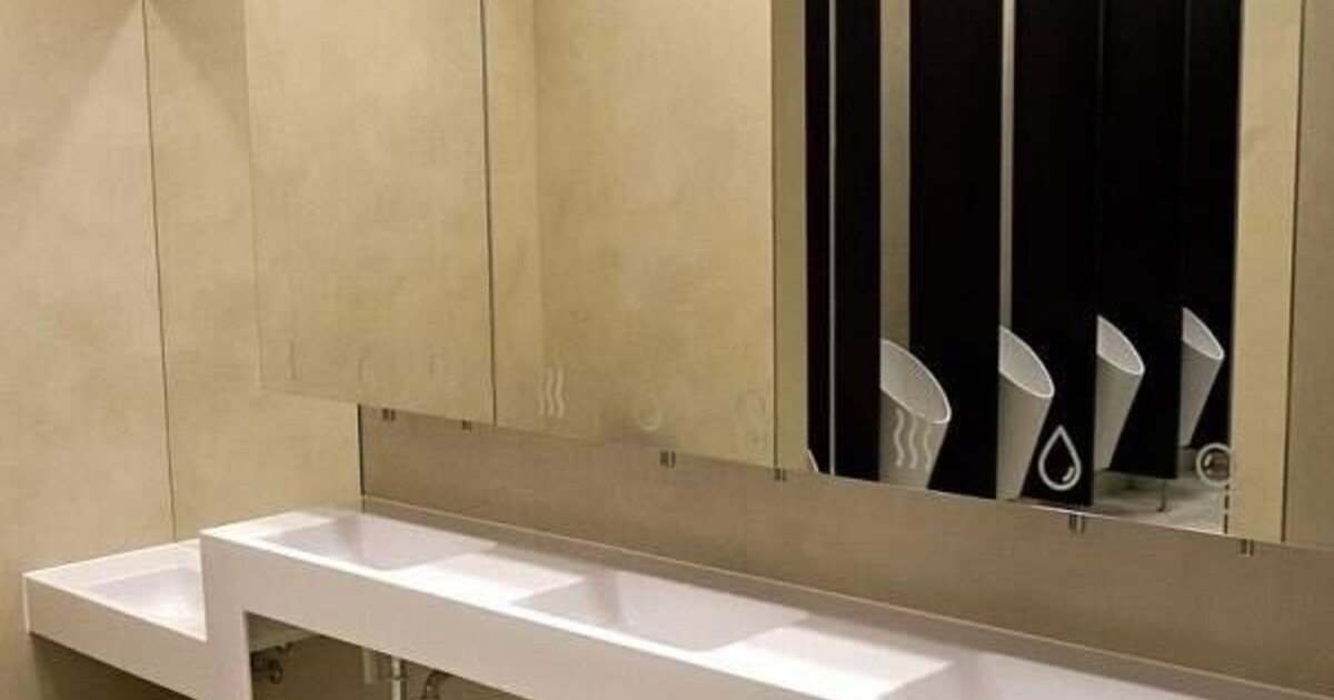 Bizár na nádraží v Plzni. Zrcadlo odráží na chodbu muže u pisoárů