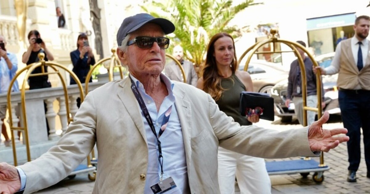 VIDEO: Do Karlových Varů dorazil Michael Douglas. Toto byla jeho první slova po příjezdu