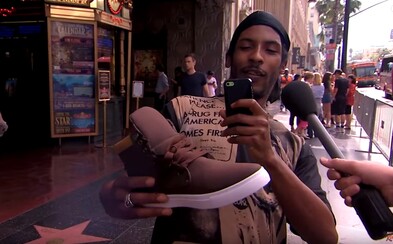 Jimmy Kimmel nachytal ľudí s falošnými Yeezy Boostami. Topánky za 13 dolárov prezentoval ako Kanyeho nový model Jimmy Kimmel nachytal ľudí s falošnými Yeezy Boostami. Topánky za 13 dolárov prezentoval ako Kanyeho nový model