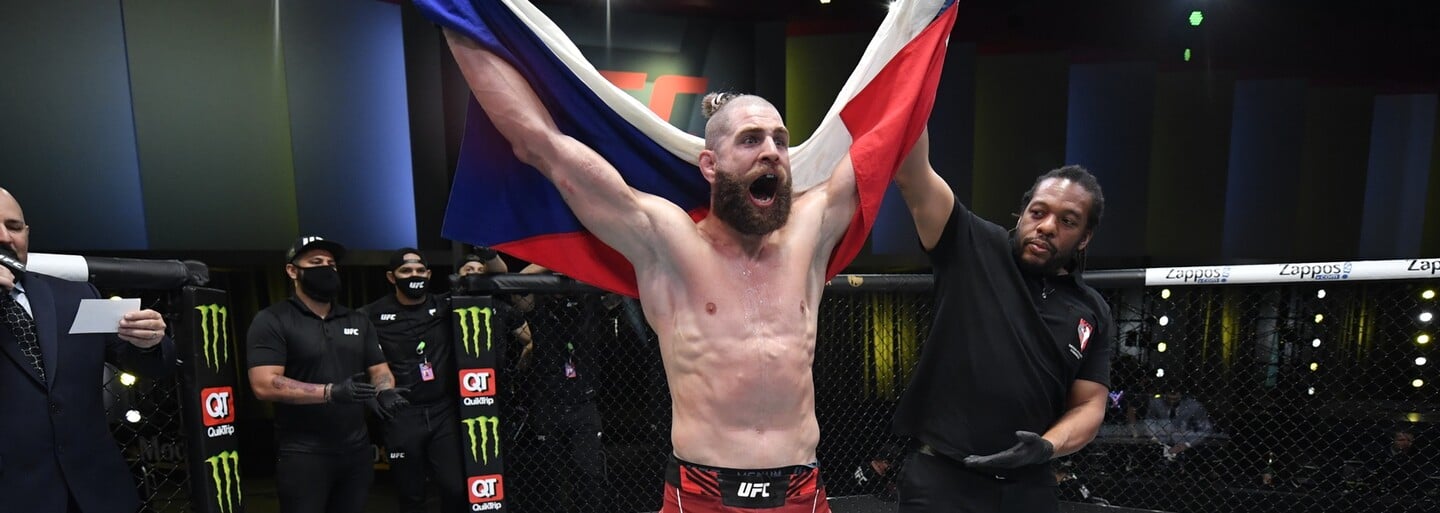 Jiří Procházka se stal šampionem UFC. V šílené válce uškrtil Brazilce Glovera Teixeiru