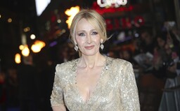 J.K. Rowling spustila obrovskú hádku na Twitteri. Zastala sa ženy, ktorá prišla o prácu kvôli komentovaniu transgender osoby
