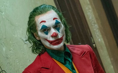 Joaquin Phoenix je vďaka Jokerovi najlepším hercom. V ďakovnej reči nadával a prosil kolegov, aby nelietali súkromnými lietadlami Joaquin Phoenix je vďaka Jokerovi najlepším hercom. V ďakovnej reči nadával a prosil kolegov, aby nelietali súkromnými lietadlami