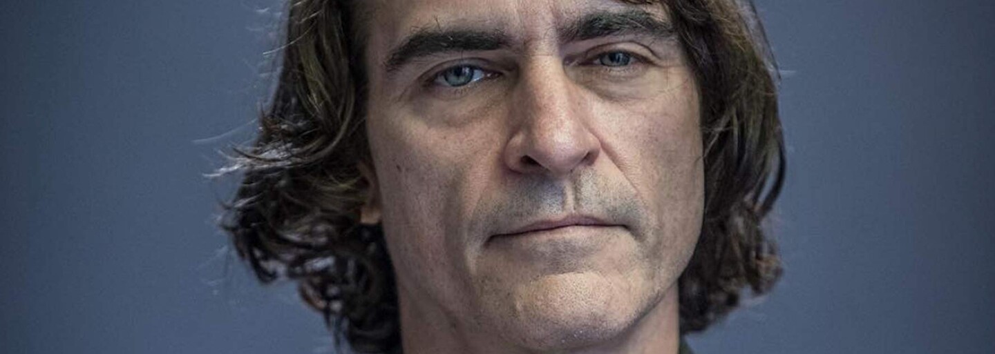 Joaquin Phoenix konečne predstavený ako Joker s make-upom!