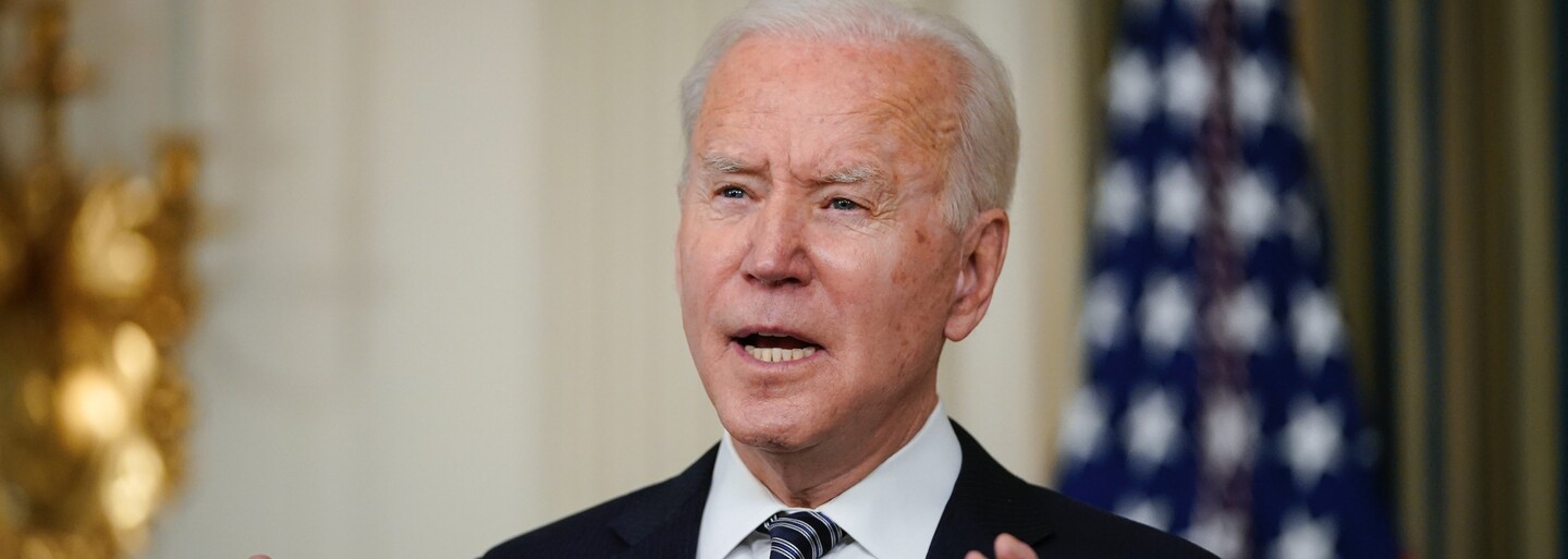 Joe Biden daroval na úvod summitu G7 britskému premiérovi kolo. Co dostal americký prezident?