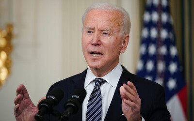 Joe Biden vyzval k zákazu útočných pušek v reakci na střelecké útoky v USA