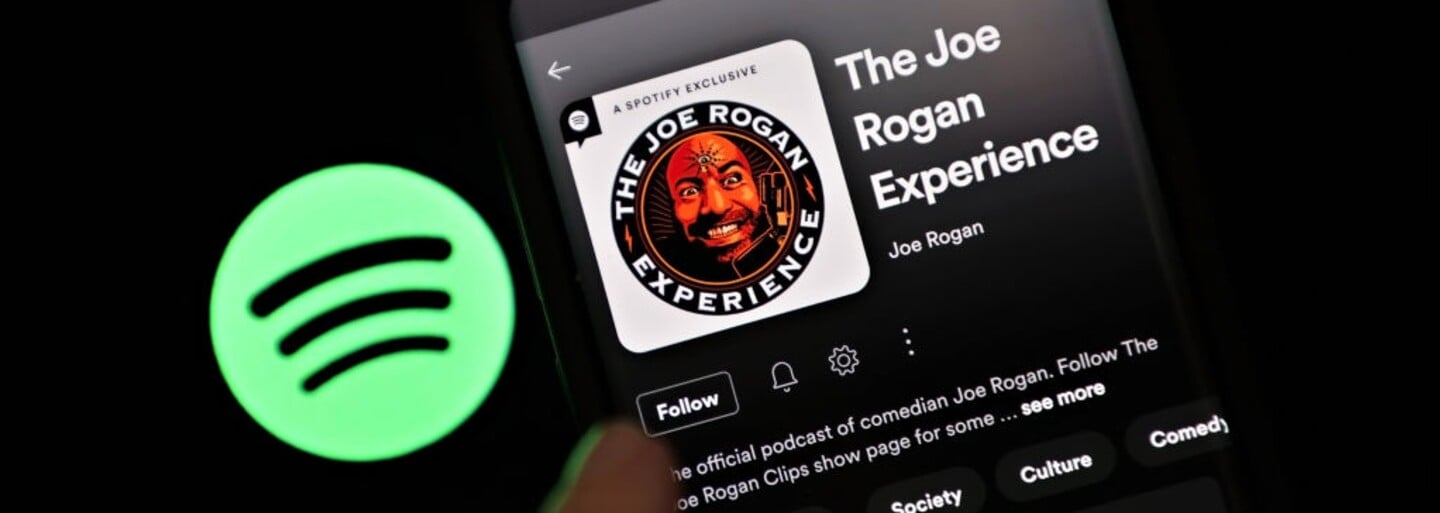 Joe Rogan: fajčil trávu s Elonom Muskom, Wesley Snipes ho vyzval na zápas a Sharon Stone ho označila za nebezpečného
