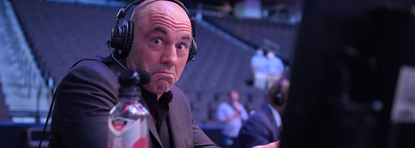 Joe Rogan reaguje na protest hudebníků kvůli jeho podcastům na Spotify. Zavázal se, že se polepší