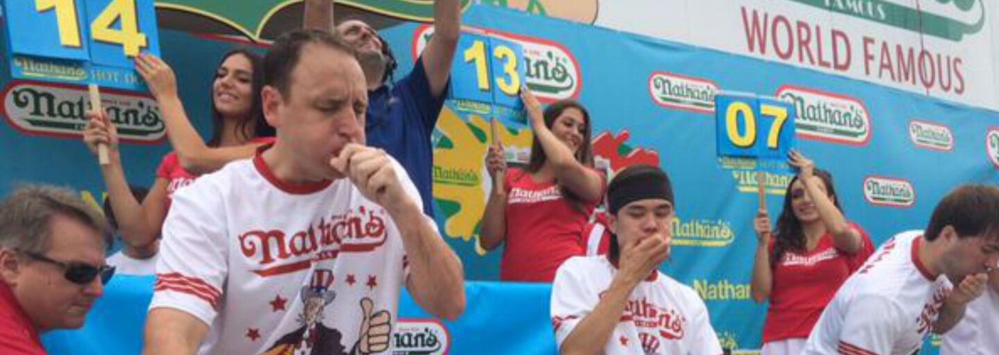 Joey Chestnut sní za 10 minut více hot dogů než ty za celý rok. A i díky tomu je světovým šampionem
